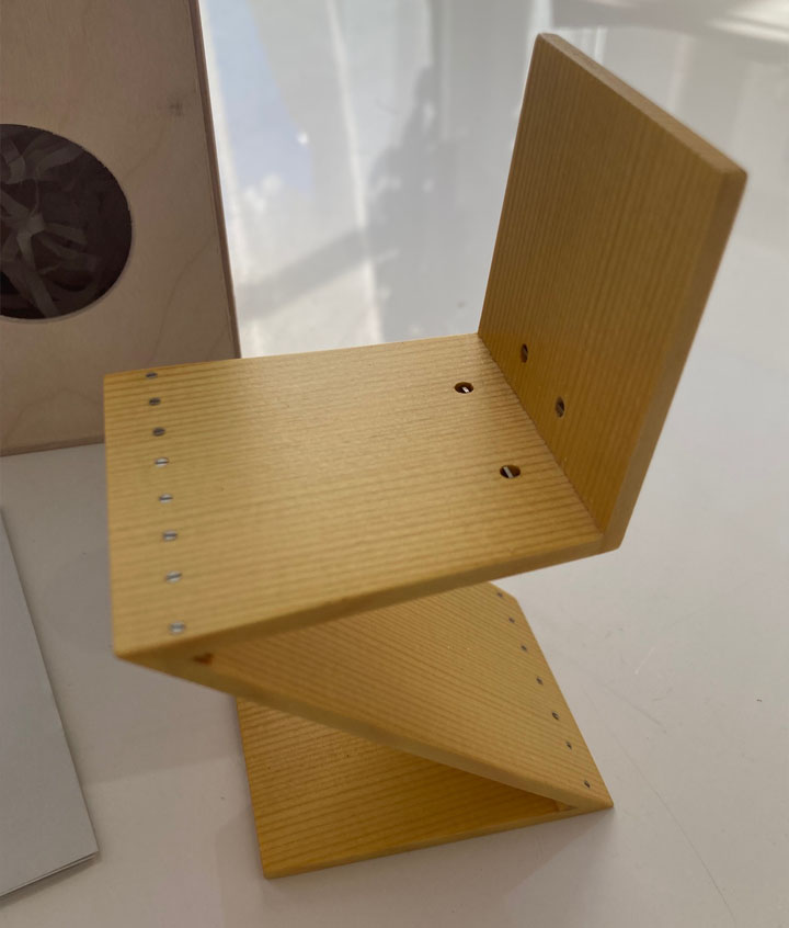 Vitra Miniature Zig Zag Stoel Chair by Gerrit Rietveld
