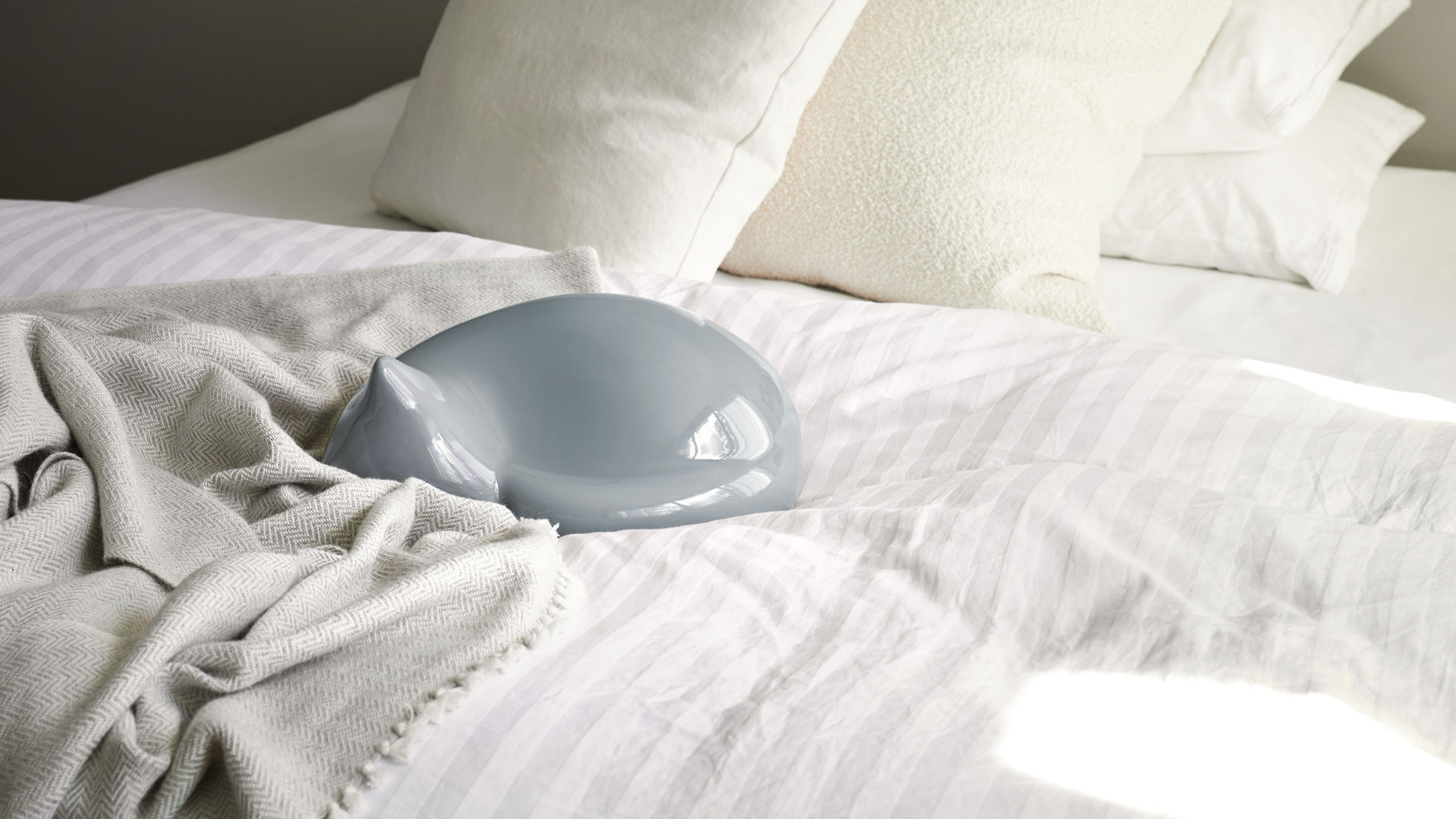 Vitra Resting/Sleeping Cat Home Decor Figurine in Porcelain by