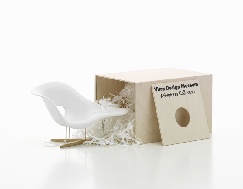 Vitra Design Museum ミニチュア La Chaise Vitra Miniature La Chaise Chair by Charles and Ray Eames Stardust