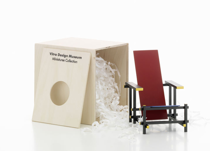 Vitra Miniature Rood Blauwe Stoel Chair by Gerrit Rietveld