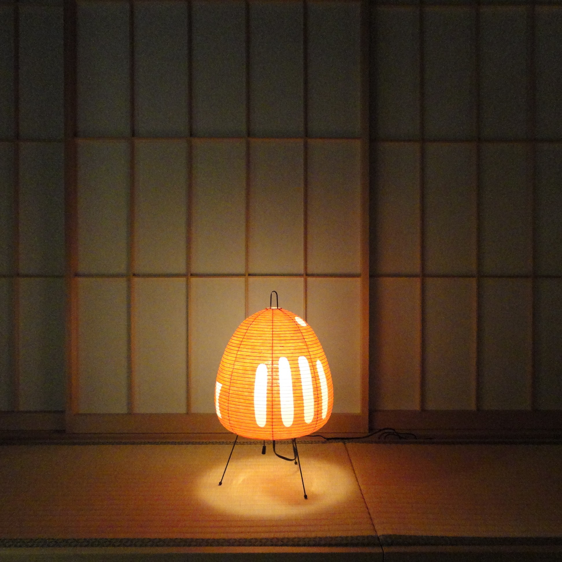 Akari 1at Noguchi Table Light With Tripod Base Orange Stardust Akari 1at Noguchi Table Light With Tripod Base Orange